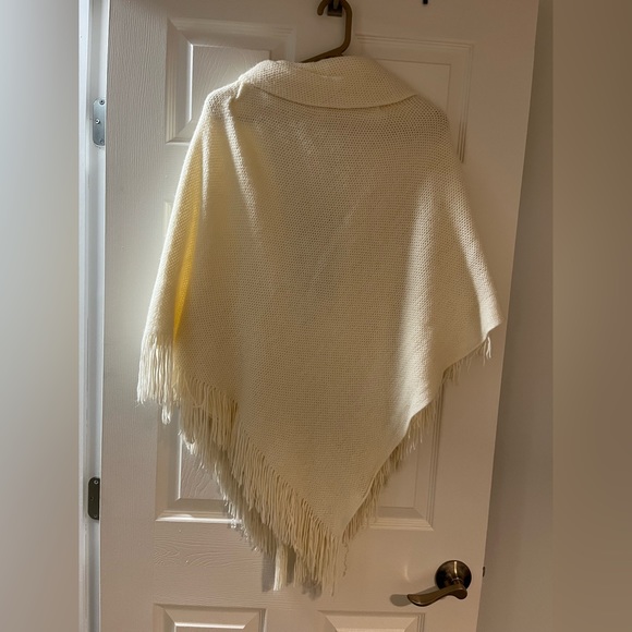 ***😀3 for $35./Beautiful LA Express off white women’s poncho style wrap. - Picture 2 of 4